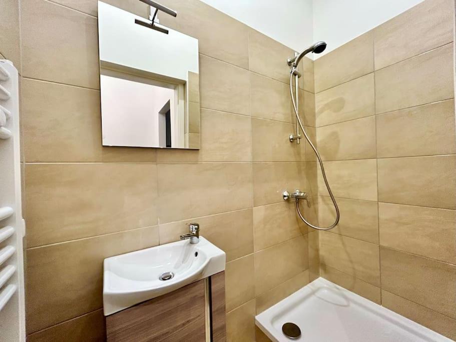 15 Min To Center - Free Parking - Sunny & Quiet Apartment Wina Bagian luar foto